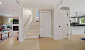 9 Casey Ct, Newport, RI 02840