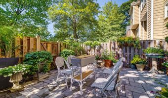 8 CARRIAGE HOUSE Cir, Alexandria, VA 22304