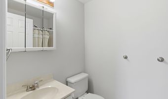 16 Cherry St, Beachwood, NJ 08722