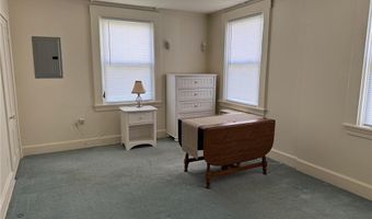 44 Crest St, Middletown, RI 02842