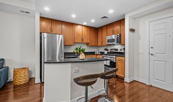 1111 ORONOCO St 326, Alexandria, VA 22314