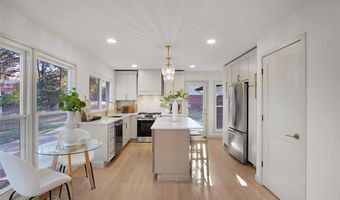 827 Woodruff Dr, Ballwin, MO 63011