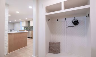 831 Brandon Cir, Aurora, OH 44202