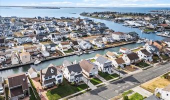 16 Gibbs Rd, Amity Harbor, NY 11701