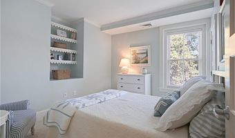 423 Hope St D, Bristol, RI 02809