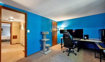 8 HILLTOP Ct, Appleton, WI 54914