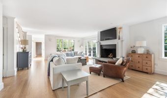 72 Summerfield Ln, Middletown, RI 02842