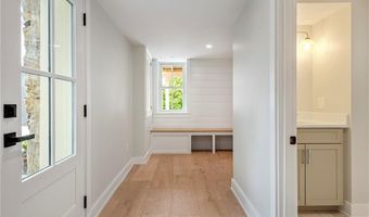28 Mount Vernon St, Newport, RI 02840