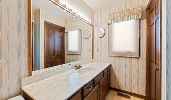 90 N Prairie Dr, Addison, IL 60101
