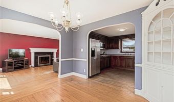 8 Somerset Rd, Cranston, RI 02910