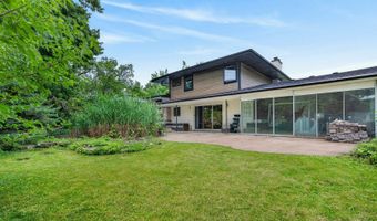 2843 S Briarwood Dr E, Arlington Heights, IL 60005