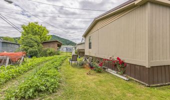 76 Railroad St, Auxier, KY 41602
