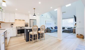 87 Nipmuc Trl B, North Providence, RI 02904