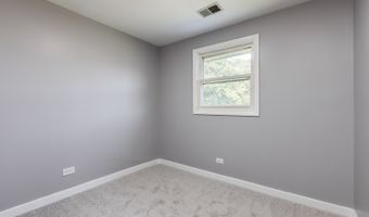 4 N327 7th Ave, Addison, IL 60101