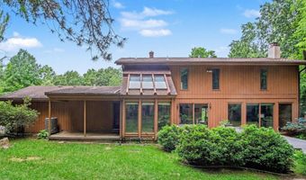540 Roundtree Dr NE, Ada, MI 49301