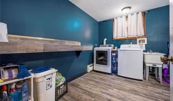 825 Valley Dr, Amherst, OH 44001