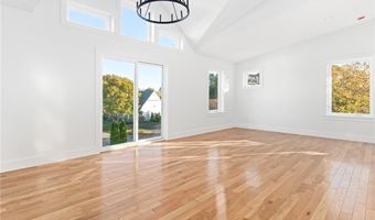 91 Houston Ave, Newport, RI 02840