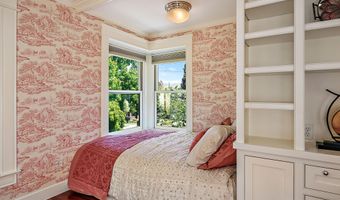 586 B St, Ashland, OR 97520
