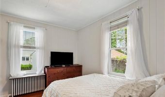 25 Renfrew Ave, Middletown, RI 02842