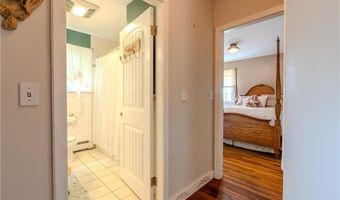 8 Spruce Ave, Middletown, RI 02842