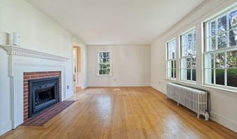 5 Phillips Rd, Falmouth, ME 04105
