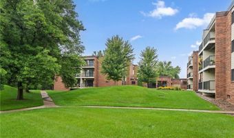 4 Pine Tree Dr 223, Arden Hills, MN 55112