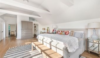 72 Summerfield Ln, Middletown, RI 02842