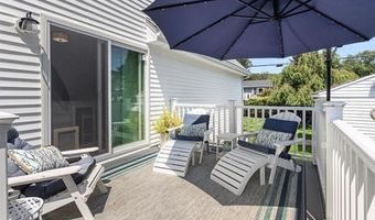 8 Mckay Ct, Warwick, RI 02889