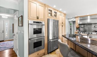 18 Woodland Hills Ct, Alton, IL 62002