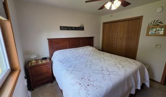 1005 Plum Ln, Aberdeen, SD 57401