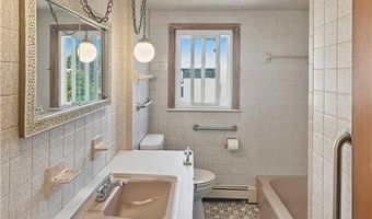 28 City View Pkwy, Johnston, RI 02919