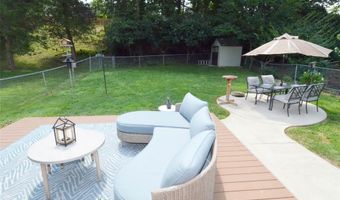 872 Village Brook Ct, Ballwin, MO 63021