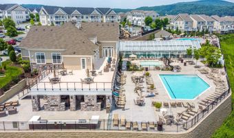 15 E Cross Trl 15, Danbury, CT 06810