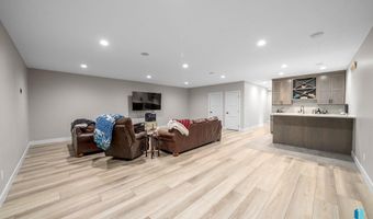 2820 E Daybreak Cir, Brandon, SD 57005