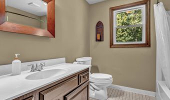 8 Sassafras Ln, Clinton, CT 06413