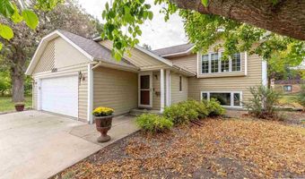 2513 Marwood Dr, Mankato, MN 56001