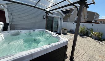 3 Desoto Rd, Amity Harbor, NY 11701