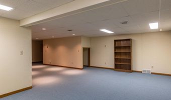 8 FIESTA Ct E, Appleton, WI 54911