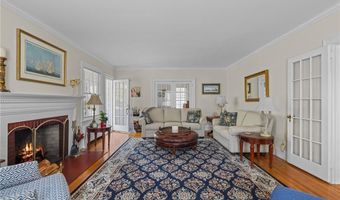 60 Ayrault St, Newport, RI 02840