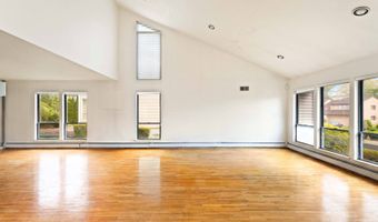 28 Crest Hollow Ln, Albertson, NY 11507
