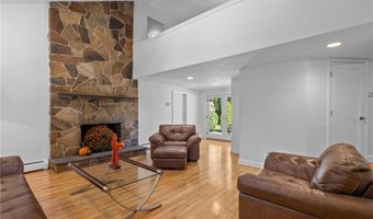 24 GREENWOOD Ln, Lincoln, RI 02865
