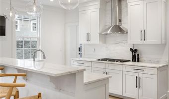 24 School St, Newport, RI 02840