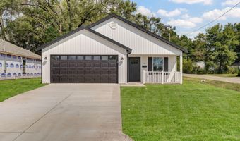 21 E Cofield St, Aurora, MO 65605