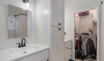 430 S Oak Ave, Aurora, MO 65605