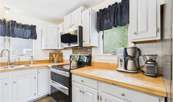 34 Beach Plum Rd, Narragansett, RI 02882