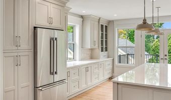28 Mount Vernon St, Newport, RI 02840