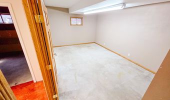950 APACHE St, Cheyenne, WY 82009