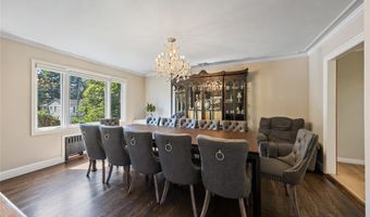 8 Dunn Rd, Airmont, NY 10952