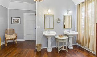128 4th St, Apalachicola, FL 32320