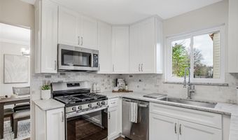 190 Oakbriar Farm Dr, Ballwin, MO 63021